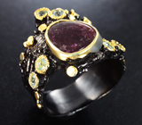 Серебряное кольцо со слайсом рубеллита турмалина и голубыми топазами Серебро 925