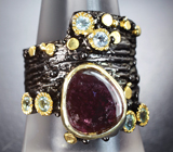 Серебряное кольцо со слайсом рубеллита турмалина и голубыми топазами Серебро 925