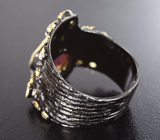 Серебряное кольцо со слайсом рубеллита турмалина и голубыми топазами