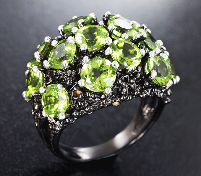 Серебряное кольцо с перидотами