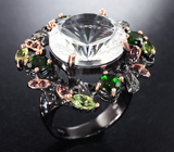 Серебряное кольцо с бесцветным кварцем лазерной огранки, диопсидами, перидотами и родолитами Серебро 925