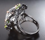 Серебряное кольцо с бесцветным кварцем лазерной огранки, диопсидами, перидотами и родолитами
