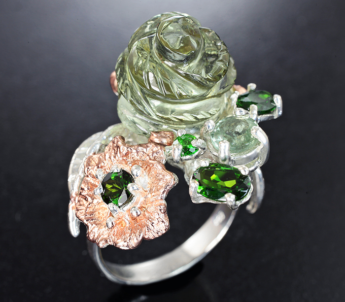 Серебряное кольцо с резным зеленым аметистом, диопсидами и мятным бериллом