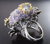 Серебряное кольцо с друзой фиолетового халцедона 42,09 карата и диопсидами