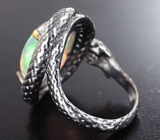 Серебряное кольцо с кристаллическим эфиопским опалом 6,37 карата и красными сапфирами Серебро 925