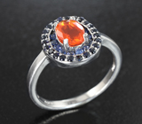 Серебряное кольцо с ограненным оранжевым опалом и синими сапфирами бриллиантовой огранки
