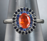 Серебряное кольцо с ограненным оранжевым опалом и синими сапфирами бриллиантовой огранки