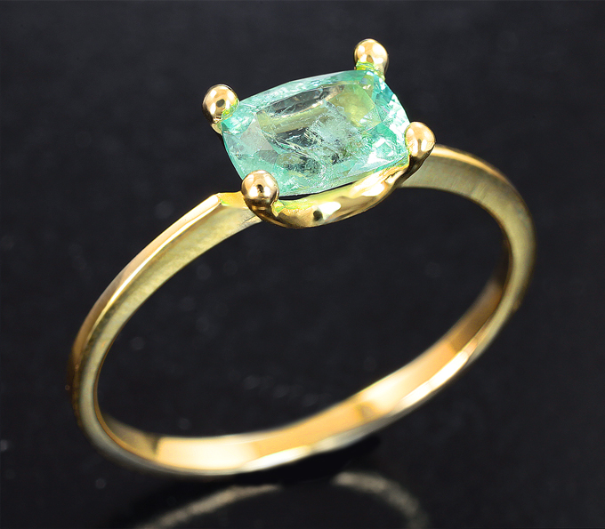 Золотое кольцо с «неоновым» уральским изумрудом 0,84 карата