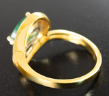Золотое кольцо с ярким уральским изумрудом высокой чистоты 0,95 карата и бриллиантами Золото