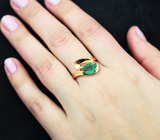 Золотое кольцо с ярким уральским изумрудом высокой чистоты 0,95 карата и бриллиантами Золото