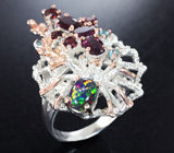 Серебряное кольцо c кристаллическим черным опалом, родолитами и голубыми топазами Серебро 925