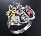 Серебряное кольцо с разноцветными шпинелями 4,6 карата и цаворитами