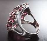 Впечатляющее серебряное кольцо с родолитами