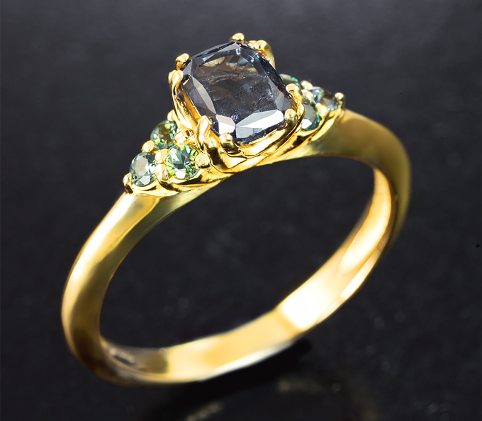 Золотое кольцо с редкими гранатами со сменой цвета 1,14 карата