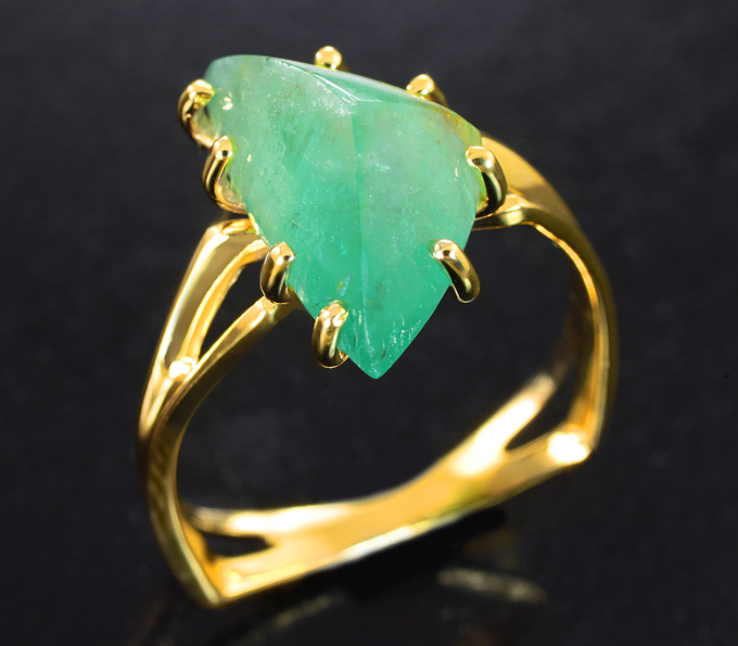 Золотое кольцо с уральским изумрудом 2,79 карата