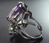 Серебряное кольцо с аметистом, жемчужиной, перидотами, голубым топазом и хризопразом Серебро 925