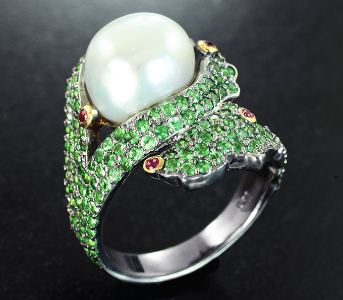 Серебряное кольцо с жемчужиной 5,2 карата, цаворитами и сапфирами