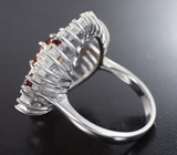 Эффектное серебряное кольцо с гессонитом и альмандинами гранатами