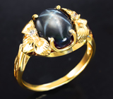 Золотое кольцо со звездчатым сапфиром 4,32 карата и бецветными цирконами Золото