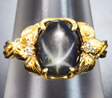 Золотое кольцо со звездчатым сапфиром 4,32 карата и бецветными цирконами