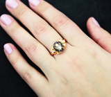 Золотое кольцо со звездчатым сапфиром 4,32 карата и бецветными цирконами
