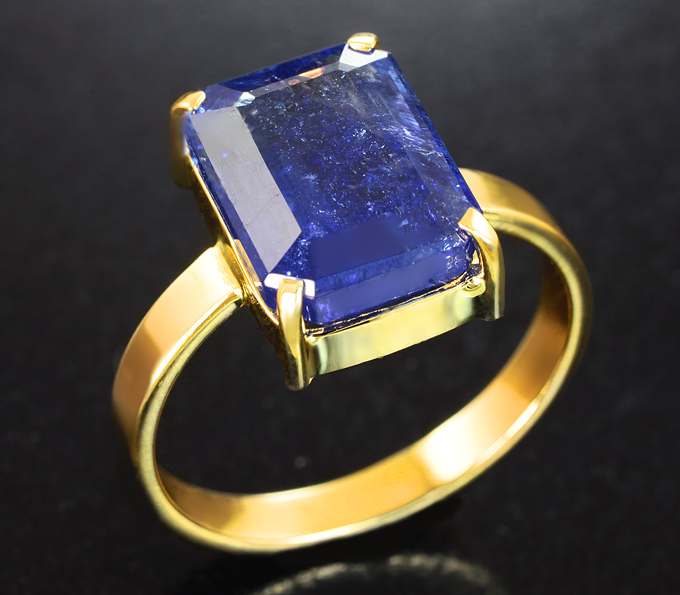 Классическое золотое кольцо с крупным полихромным танзанитом 6,92 карата