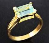 Золотое кольцо с «неоновым» уральским изумрудом высокой чистоты 1,66 карата