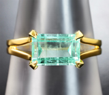 Золотое кольцо с «неоновым» уральским изумрудом высокой чистоты 1,66 карата