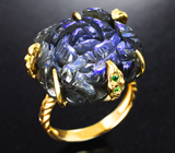 Золотое кольцо с резным лабрадоритом 21,12 карата и цаворитами