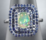 Превосходное серебряное кольцо с эфиопским опалом и синими сапфирами бриллиантовой огранки