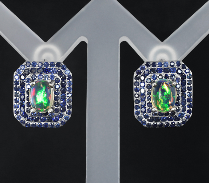 Превосходные серебряные серьги с эфиопскими опалами и синими сапфирами бриллиантовой огранки