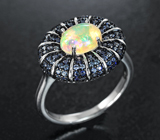 Превосходное серебряное кольцо с эфиопским опалом и синими сапфирами бриллиантовой огранки Серебро 925