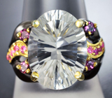 Серебряное кольцо с бесцветным кварцем, родолитами и розовыми сапфирами