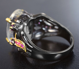 Серебряное кольцо с бесцветным кварцем, родолитами и розовыми сапфирами Серебро 925