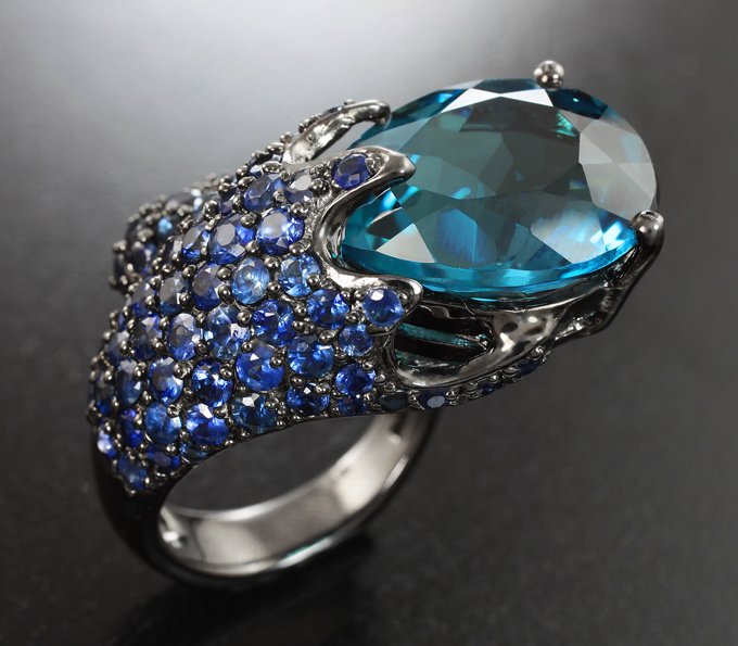 Серебряное кольцо с насыщенно-синим топазом и синими сапфирами