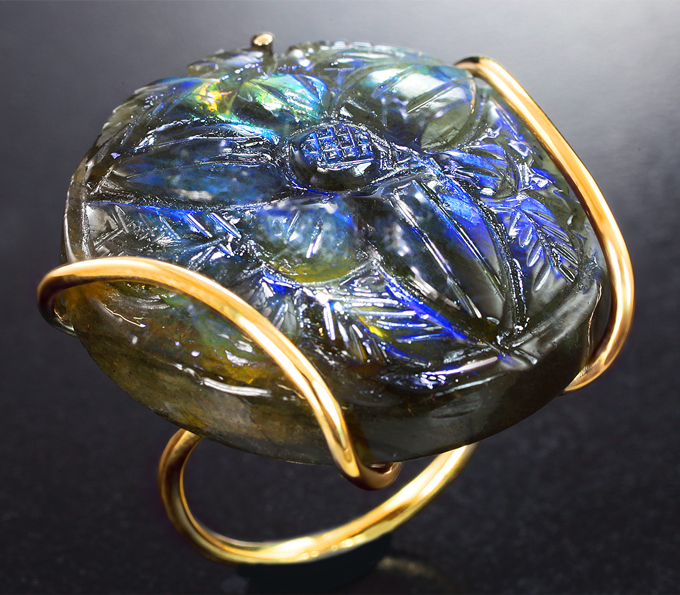 Крупное золотое кольцо с резным лабрадоритом 53,88 карата