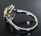 Серебряное кольцо с кристаллическим эфиопским опалом и разноцветными сапфирами бриллиантовой огранки