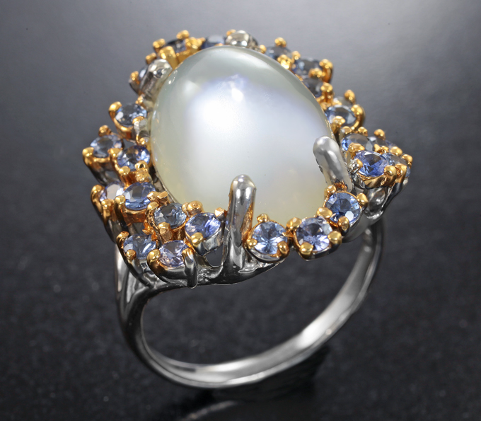 Серебряное кольцо с лунным камнем 10,23 карата и сапфирами