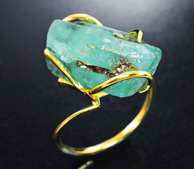 Золотое кольцо с кристаллом уральского берилла без облагораживания 13,65 карата