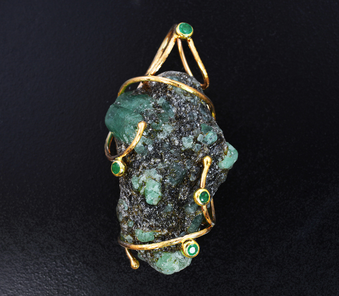 Золотой кулон с крупным коллекционным кристаллом уральского изумруда 61,58 карата