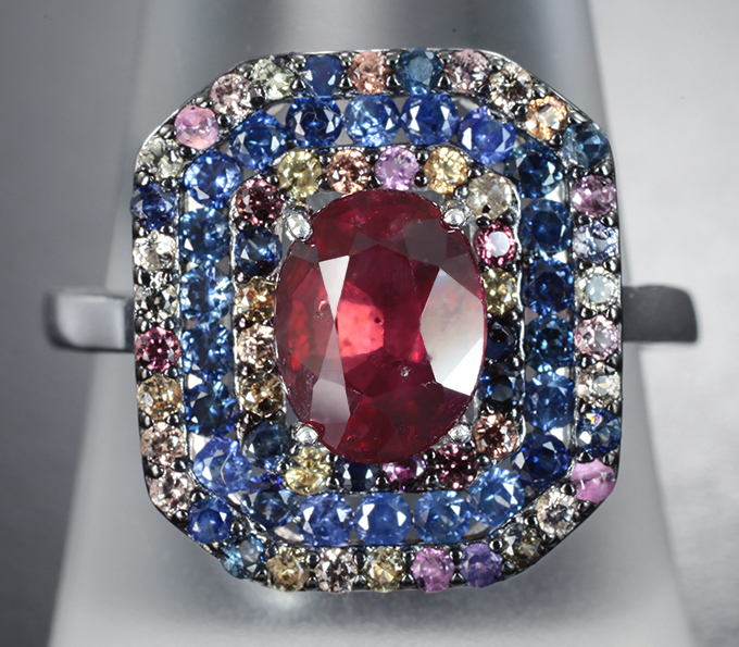 Серебряное кольцо с рубином и разноцветными сапфирами бриллиантовой огранки Серебро 925