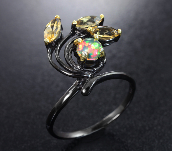 Серебряное кольцо с кристаллическим эфиопским опалом и цитринами
