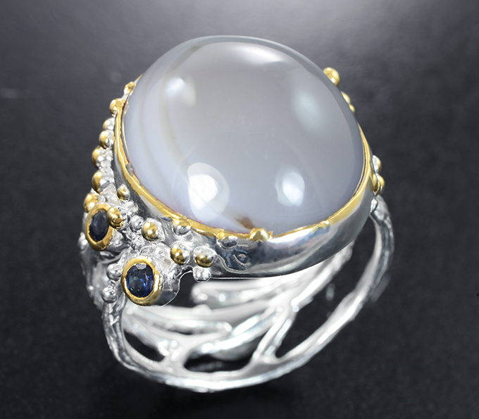 Серебряное кольцо с агатом 28,12 карата и синими сапфирами