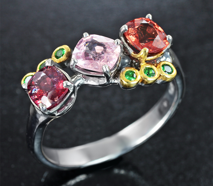 Серебряное кольцо cо шпинелями 1,85 карата и цаворитами
