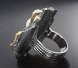 Серебряное кольцо с  жемчугом барокко 21,5 карата и перидотом