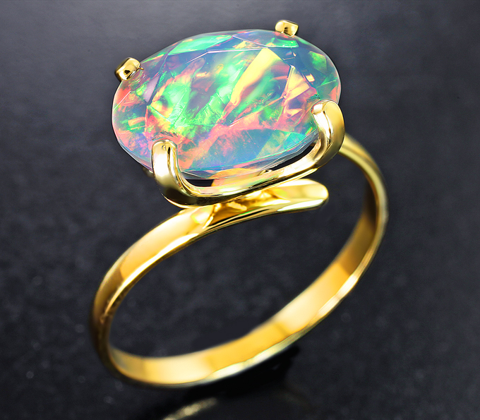 Золотое кольцо с крупным ярким ограненным эфиопским опалом 3 карата