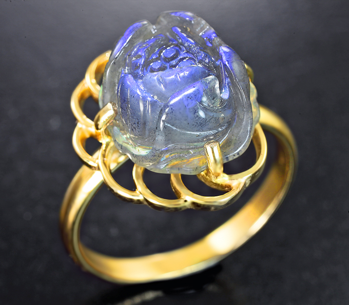 Золотое кольцо с резным лабрадоритом 5,49 карата