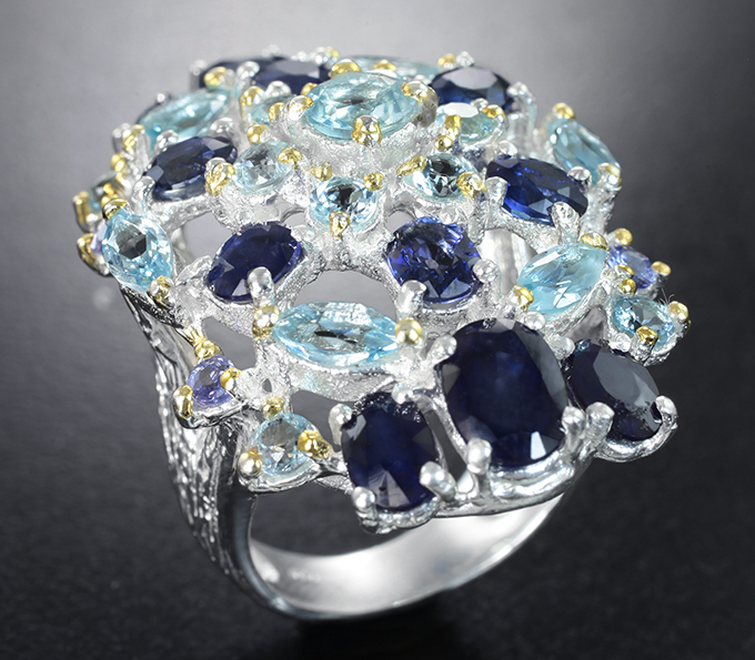 Серебряное кольцо с голубыми топазами, синими сапфирами и танзанитами