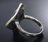 Серебряное кольцо с кристаллическим черным опалом 8,9 карата и цаворитами