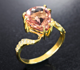 Золотое кольцо с редким турмалином падпараджа 3,97 карата и бесцветными цирконами Золото